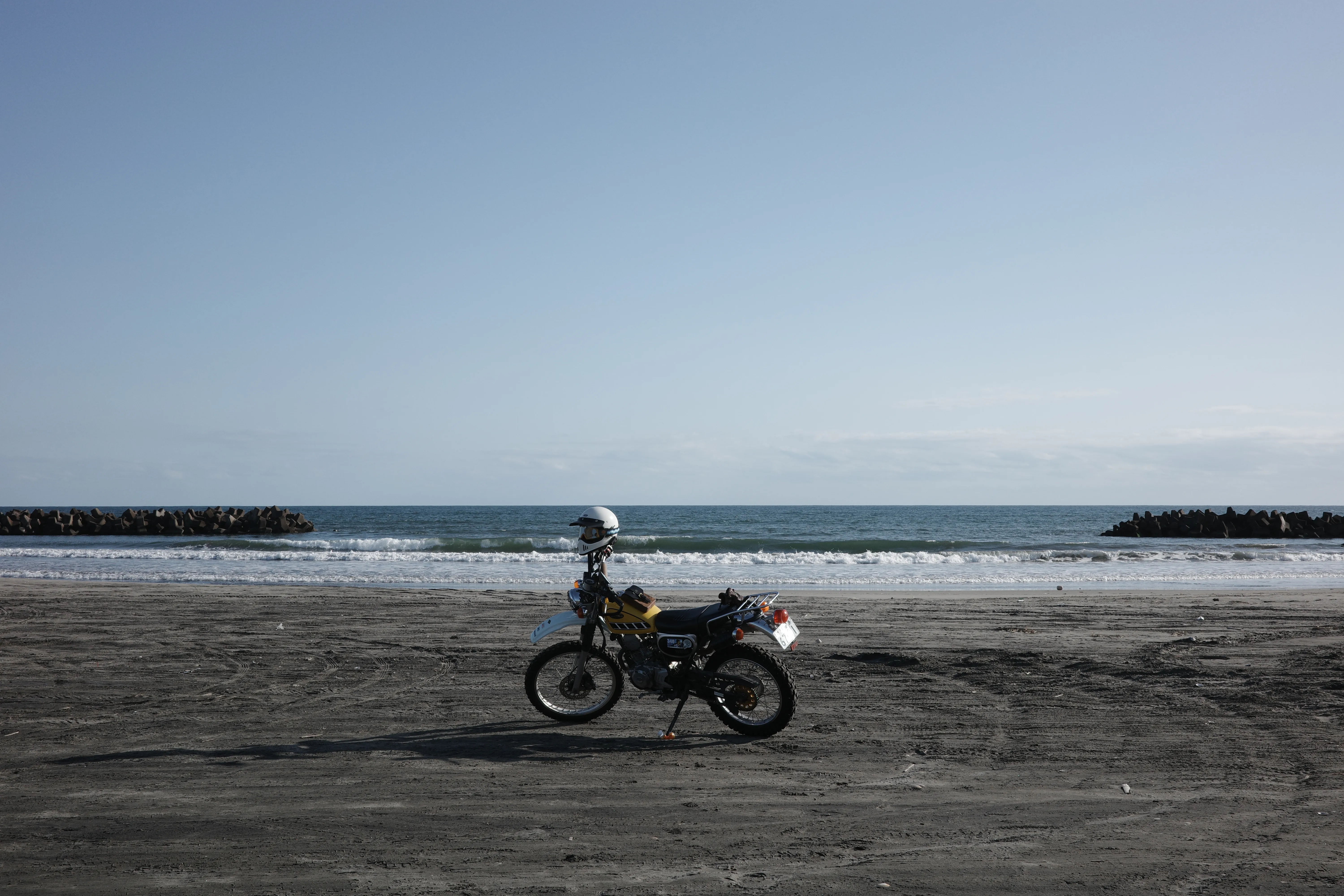 写真：海をバックに砂浜に停まるヤマハ・ブロンコ