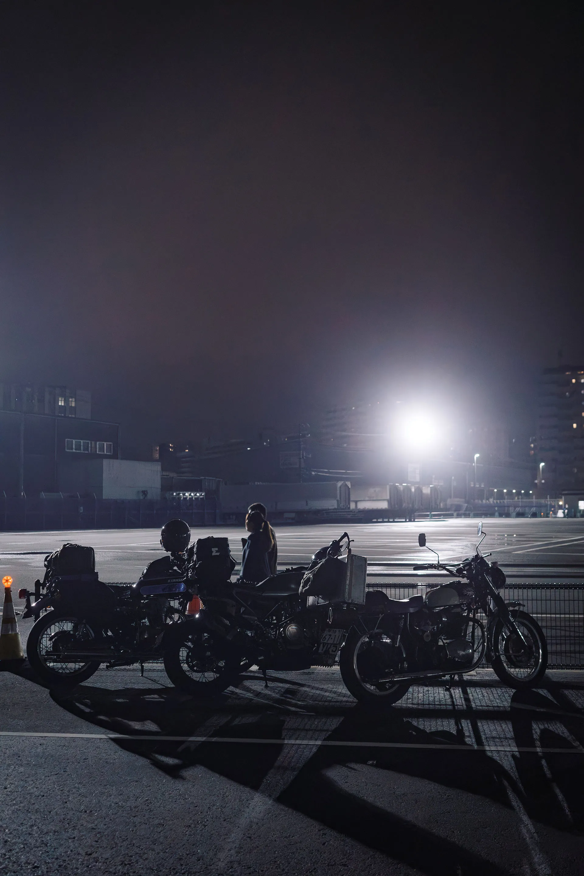 フェリー乗船前の友人と私の車両の写真。左からカワサキW650、私のSvartpilen701、BSAスピットファイアMk4