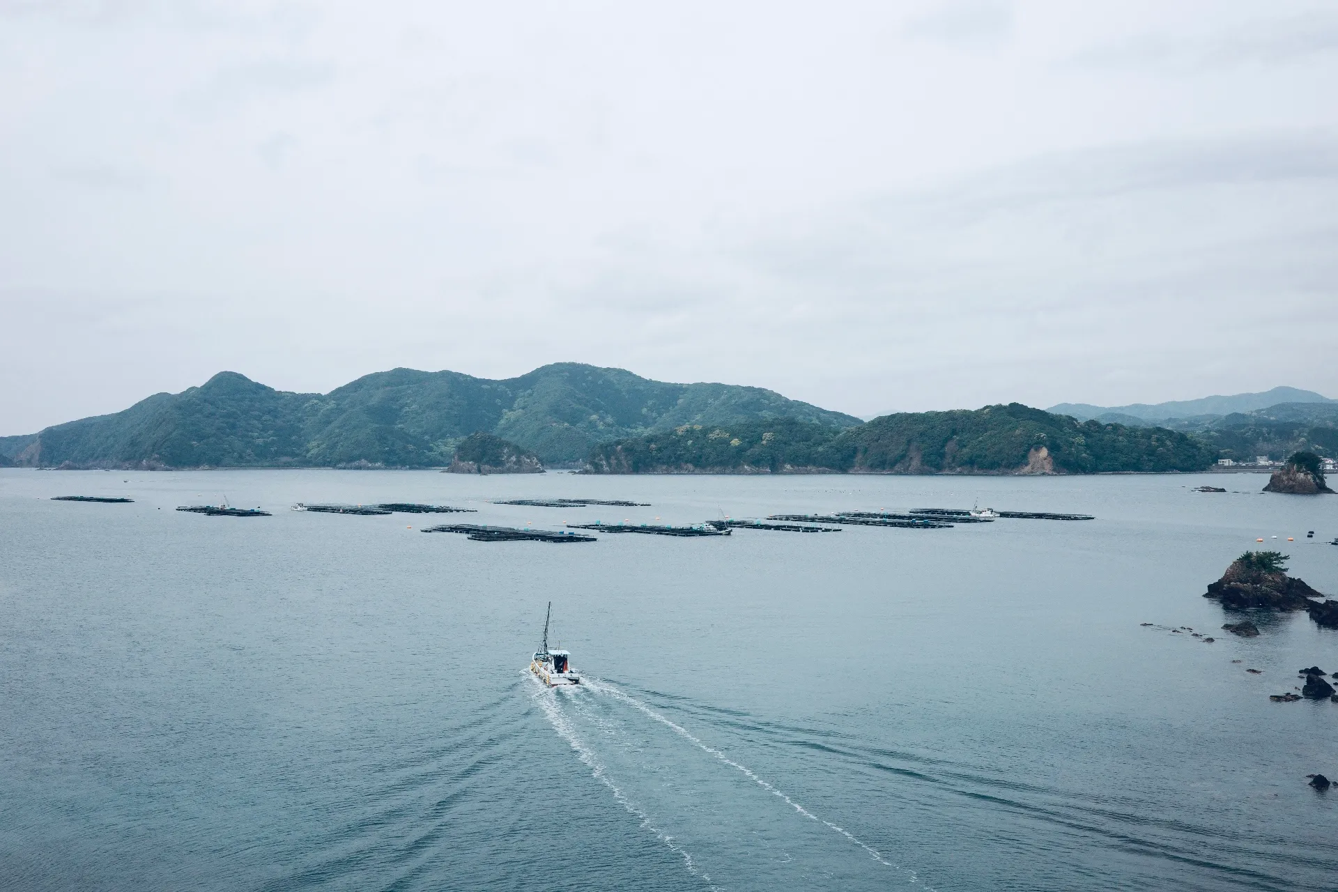 写真：伊勢志摩の海を進む漁船