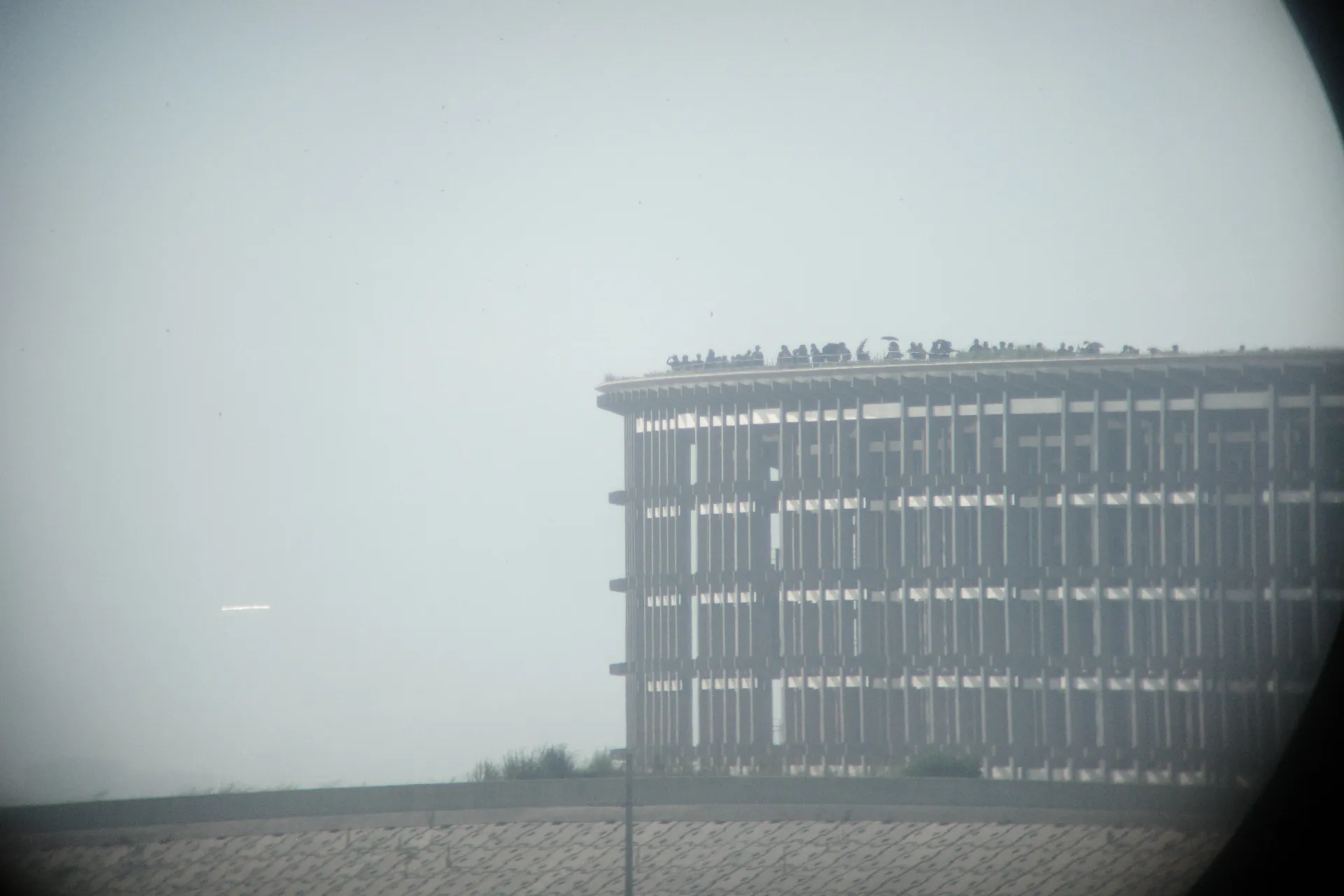 写真：外側から見た万博会場リングの様子