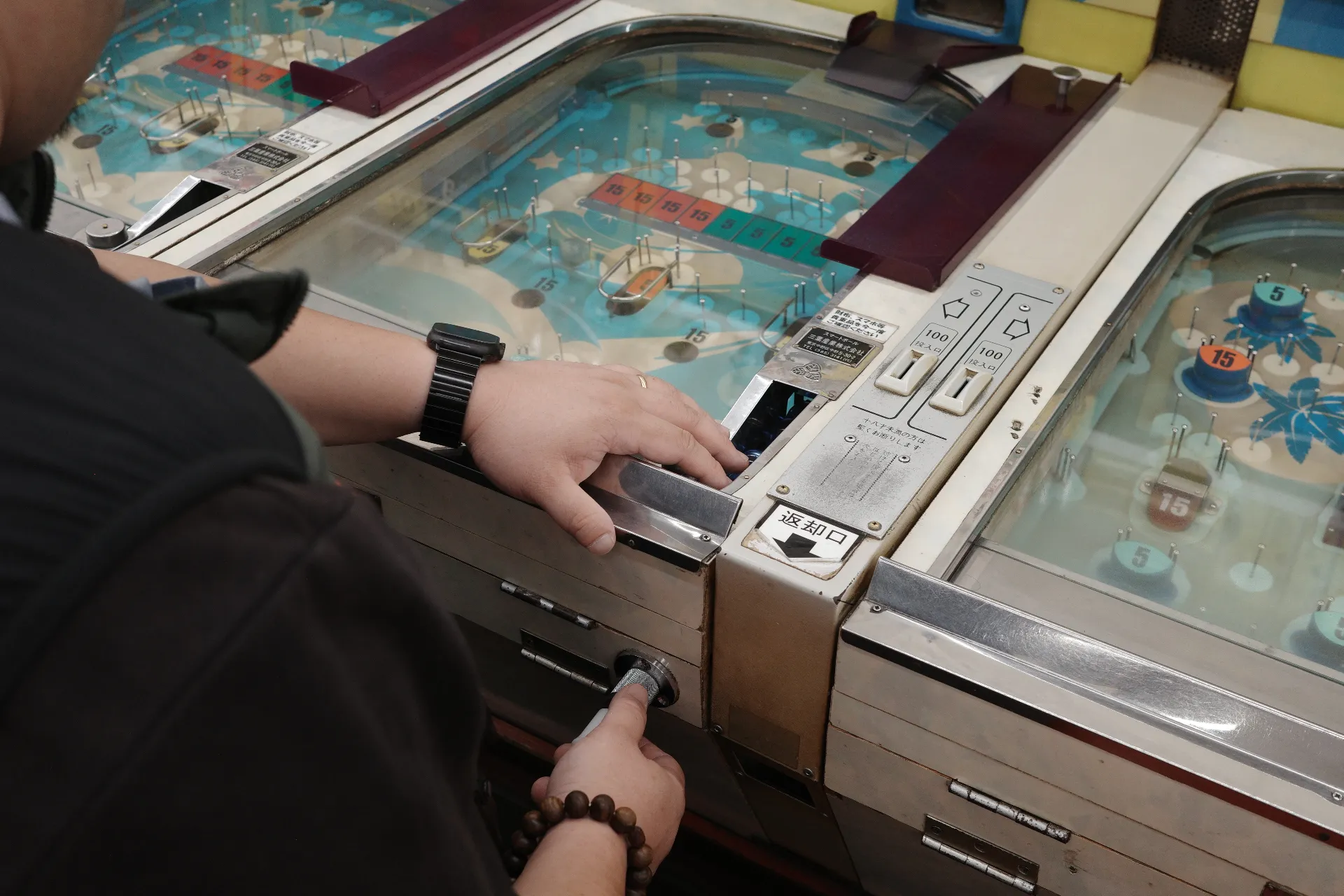 写真：スマートボールに興じる友人