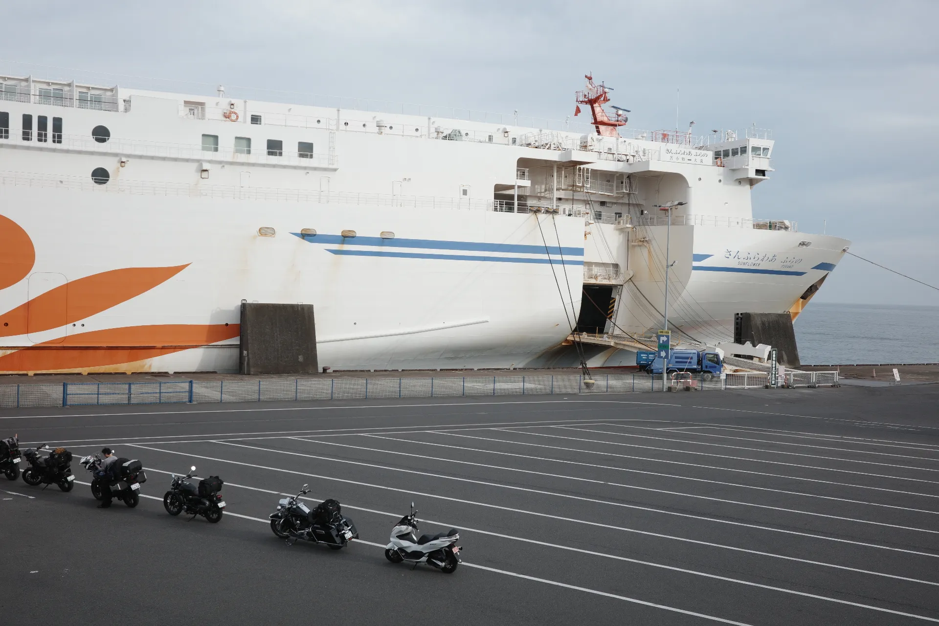 写真：苫小牧港に到着したフェリーとオートバイ