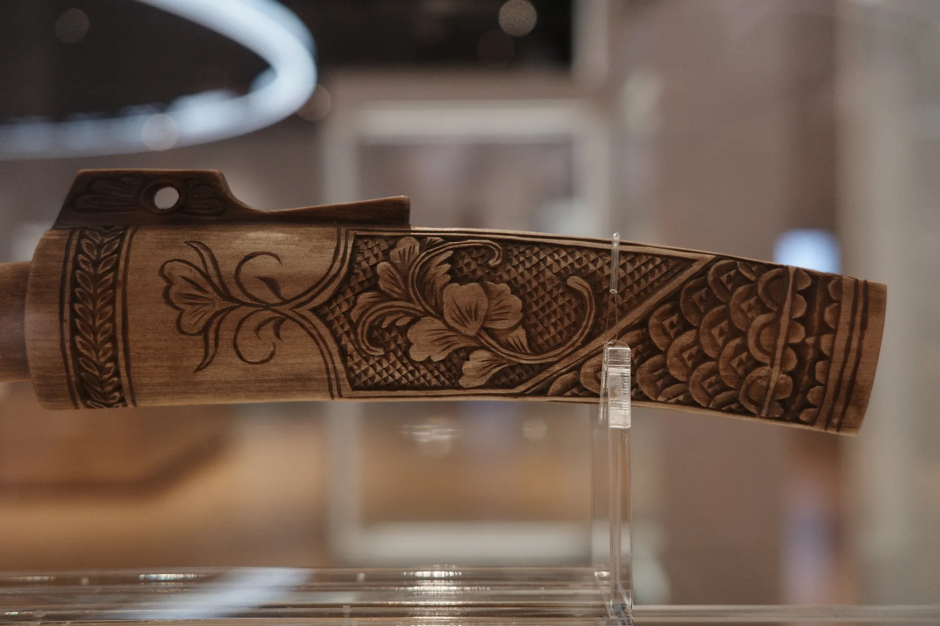 写真：アイヌの短刀、マキリに刻まれた文様