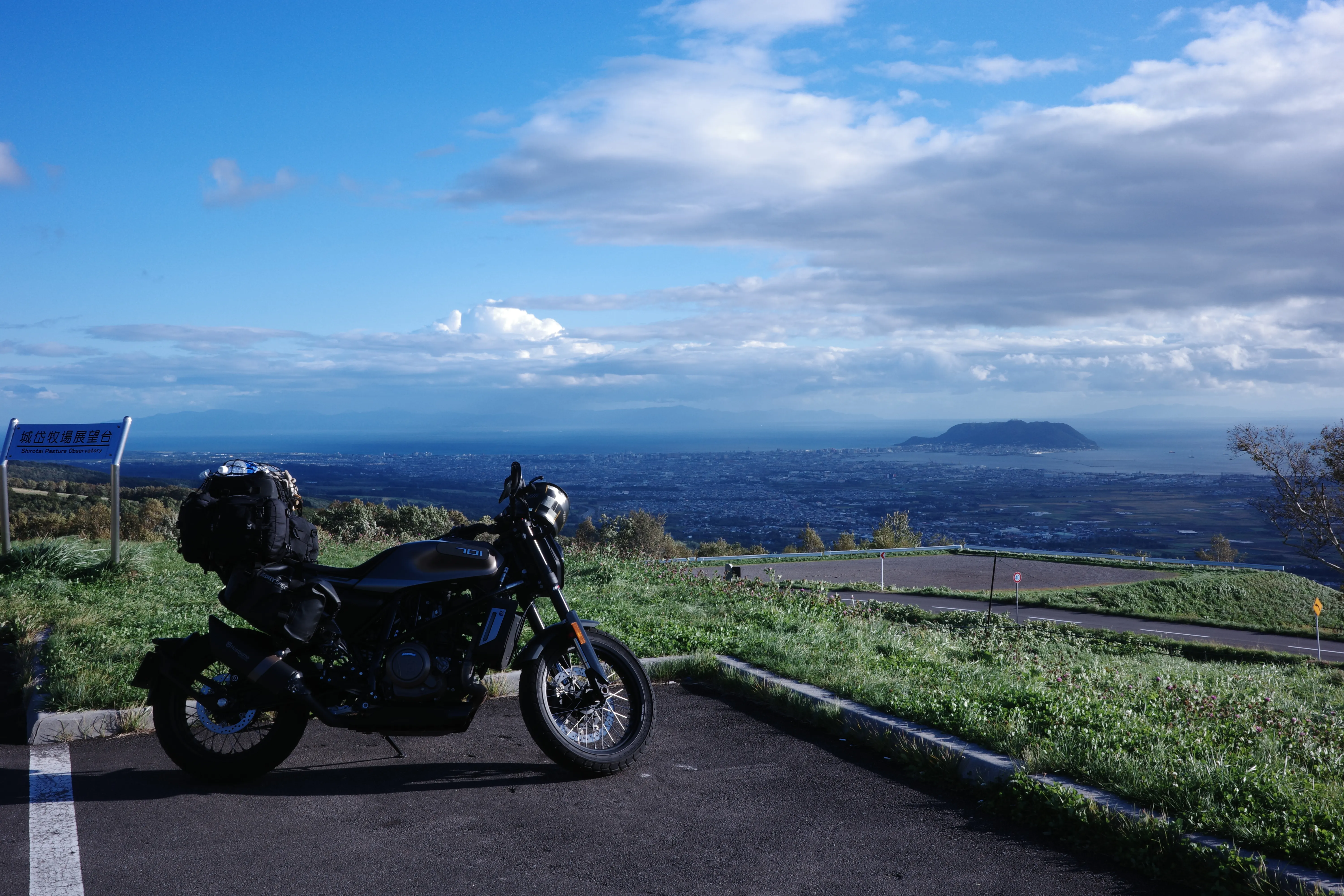 写真：函館を臨む高台