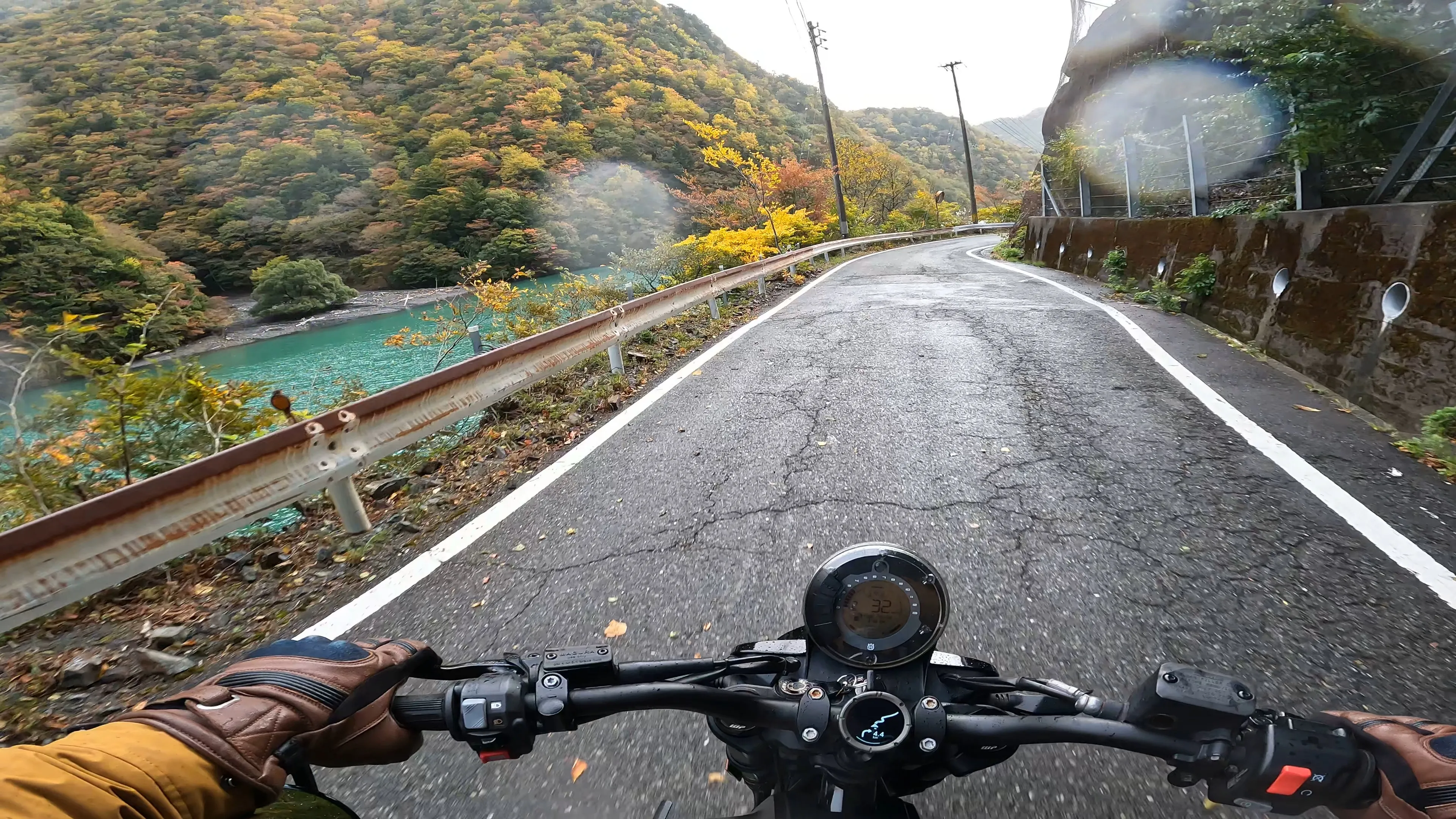 写真：奥大井の紅葉と湖を見て走る