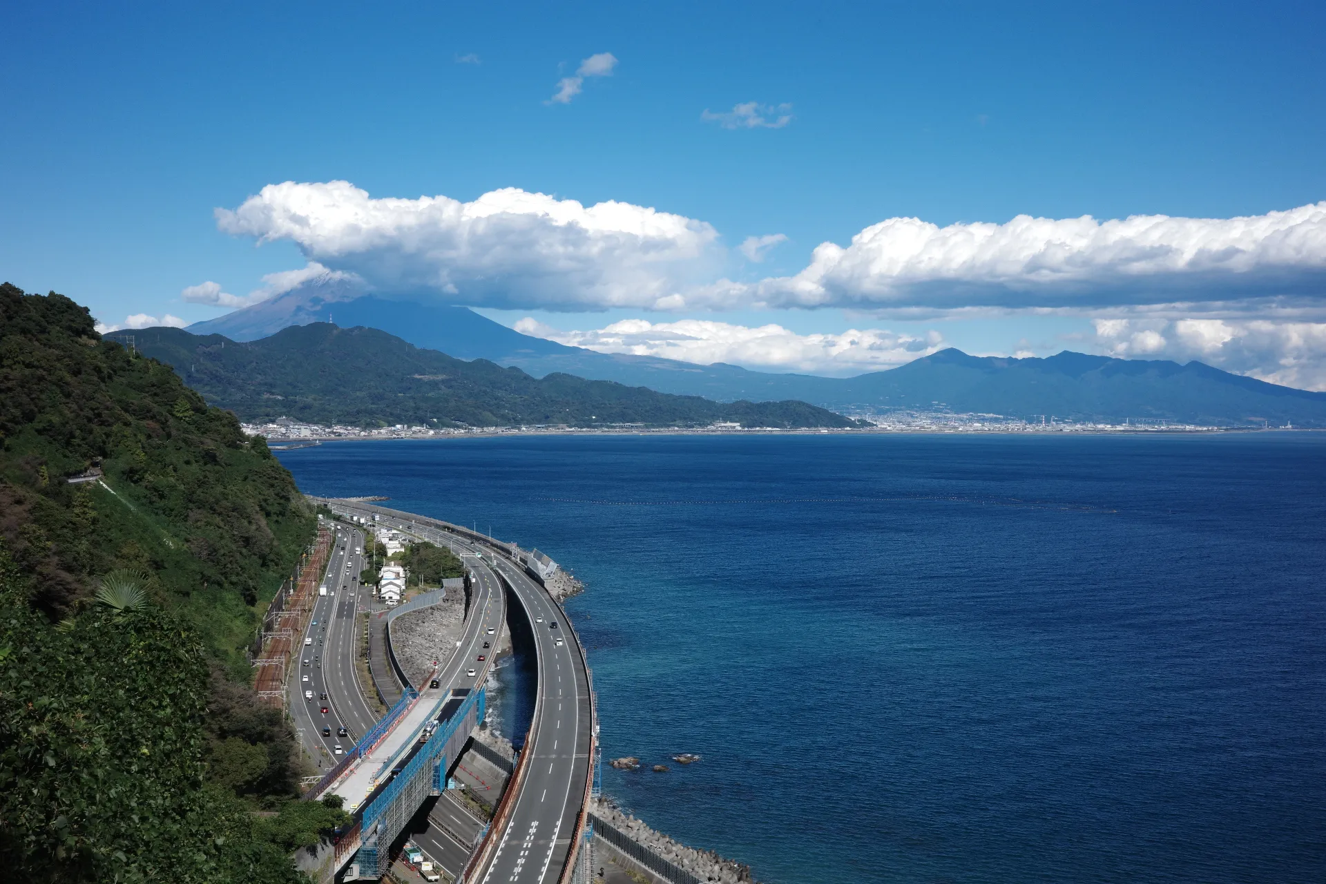 写真：薩埵峠から見る景色。駿河湾と富士山、東名高速、国道1号が見える。