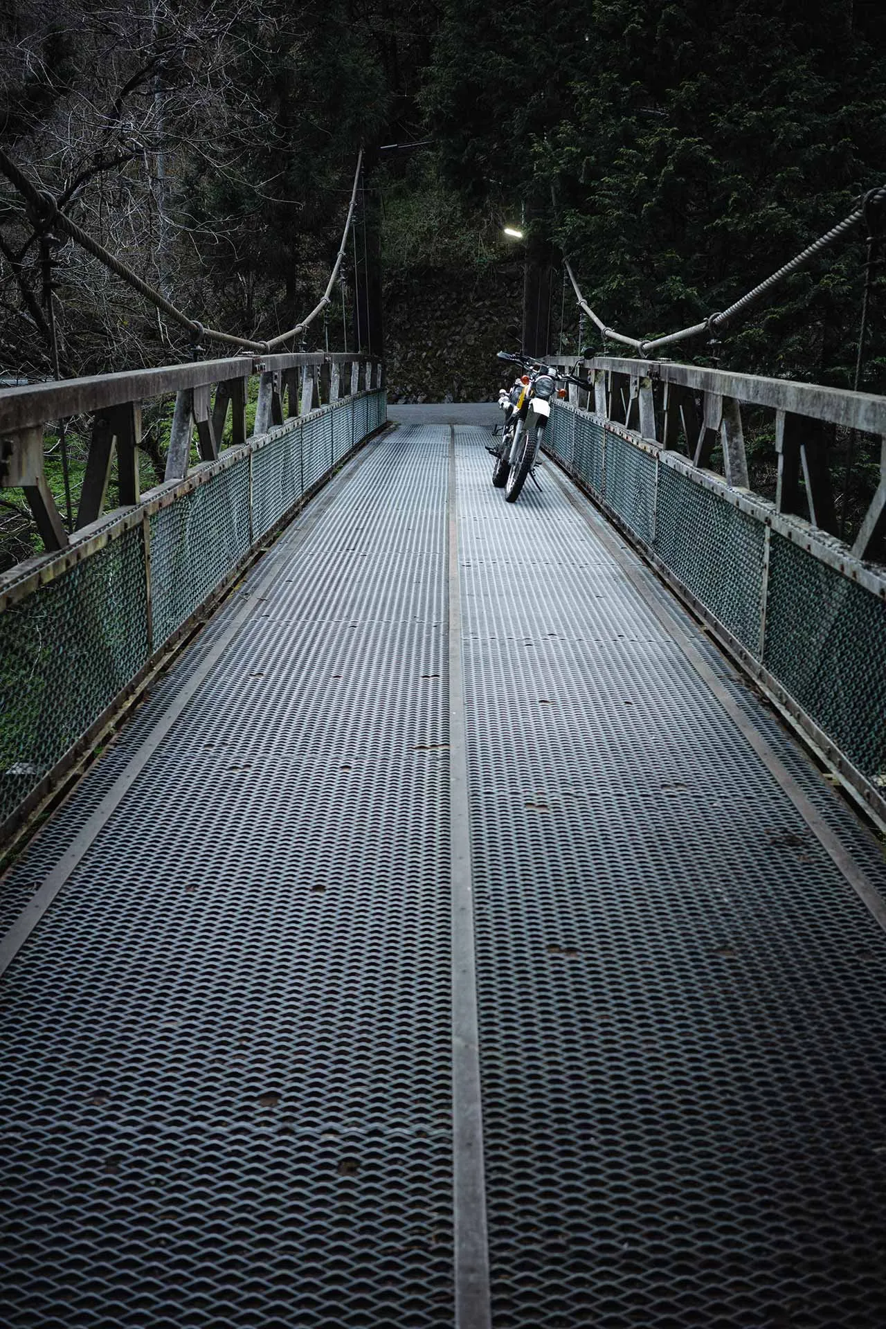 バイクと吊り橋